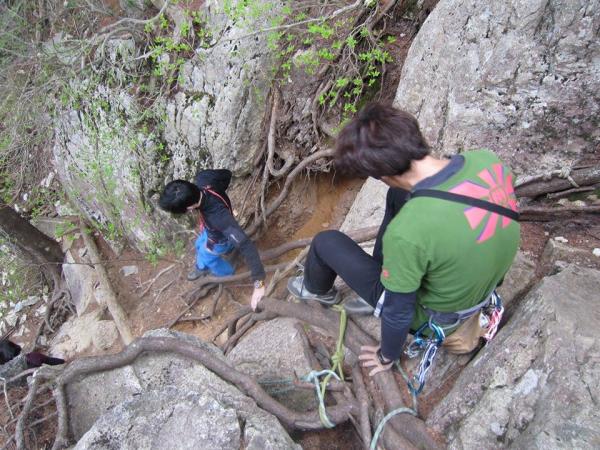 一度下山します。急下り